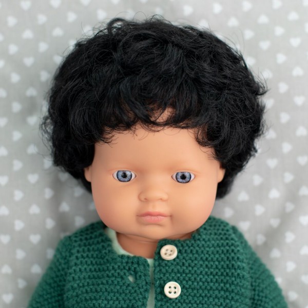 ΚΟΥΚΛΑ CAUCASIAN BOY CURLY BLACK HAIR ΜΕ ΕΣΩΡΟΥΧΑ 38 CM